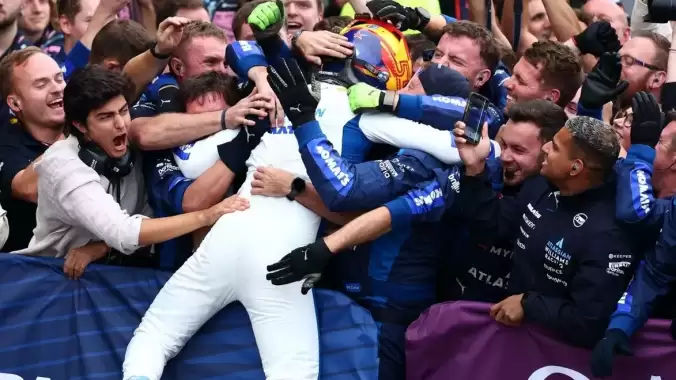 Bakü’de Sainz’ın zafer gözyaşları! Açıklamaları podyumdan daha çok konuşuluyor