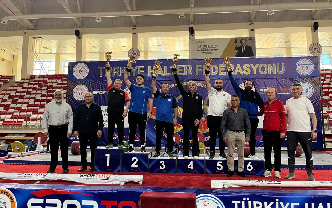 GENÇ ERKEKLERDE KUPALAR VERİLDİ GENÇ ERKEKLERDE KUPALAR VERİLDİ