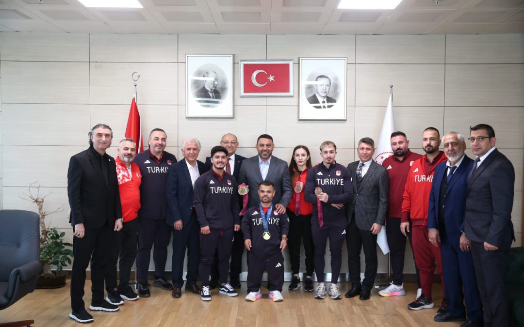 HAMZA YERLİKAYA ŞAMPİYONLARI AĞIRLADI HAMZA YERLİKAYA ŞAMPİYONLARI AĞIRLADI