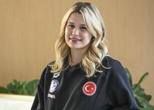 Suyla yeniden hayata dönen para yüzücü Defne Kurt, herkese ilham oluyor